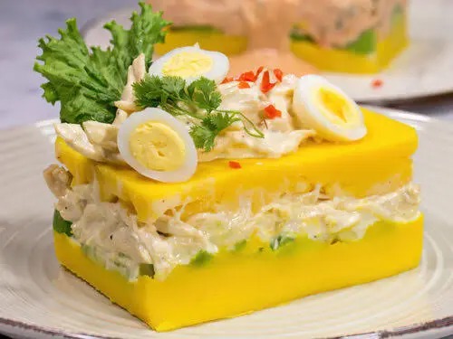دستور پخت کائوسا؛ پیش‌غذایی مجلسی با سیب‌زمینی و مرغ