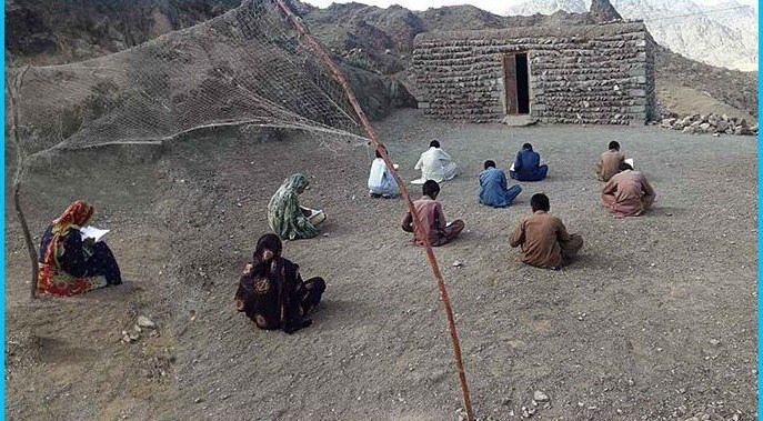 صحنه هایی غم‌انگیز از حضور دانش آموزان در مناطق محروم سیستان