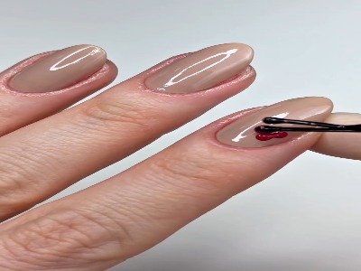 طراحی گل روی ناخن با روشی ساده