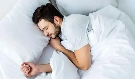 چطور بخوابیم قلب‌مان آسیب نبیند؟