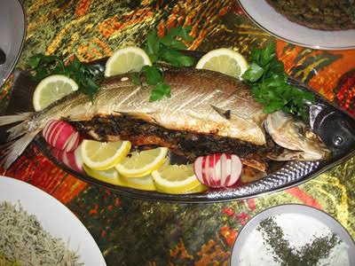 روش تهیه ماهی شکم پر در نمک؛ نمک نقش عایق را در پخت دارد