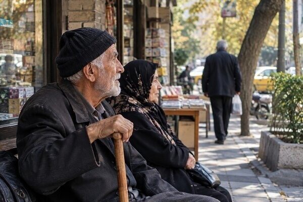 بار سنگین نگهداری از سالمندان بر دوش خانواده‌ها؛ دولت کجای ماجراست؟