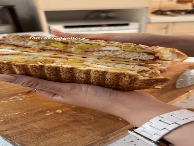 چیکن چیز برگر خیلی لذیذ و خوشمزه است
