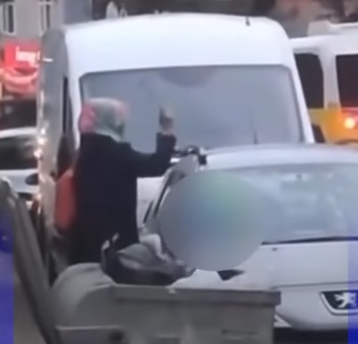 زن عصبانی به جان خودروی شوهرش افتاد!