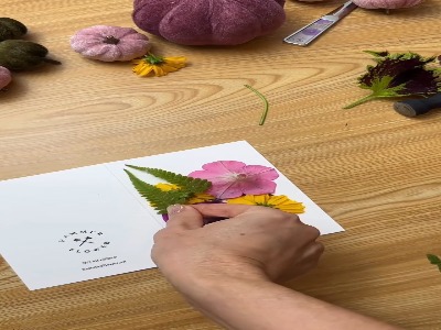 ساخت کارت پستال زیبا با گلهای طبیعی