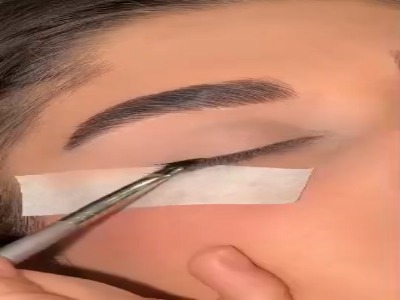 آرایش چشم فقط با یک چسب ساده