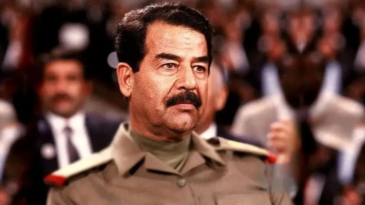 صدام حسین در دوران نوجوانی و با ظاهر متفاوت؛ اواخر دهه ۲۰ شمسی