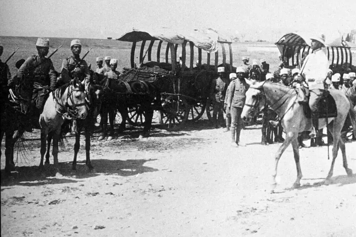 سفر به عصر قاجار؛ از «قایق ها در بندر رشت» تا «کالسکه در جاده شمال»/ تصاویر