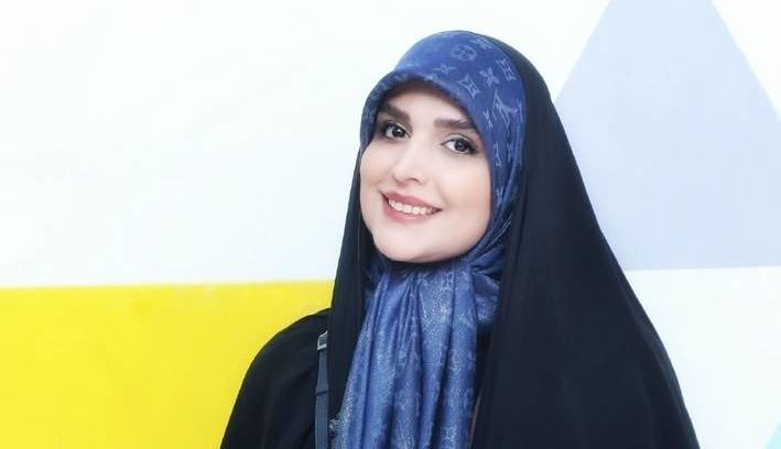 چهره ها/ مجری معروف در کنار درخت انار در کاشان